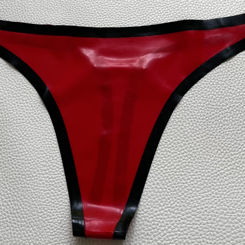 Punaiset Natural Latex stringit mustin kantein.
Koko L.