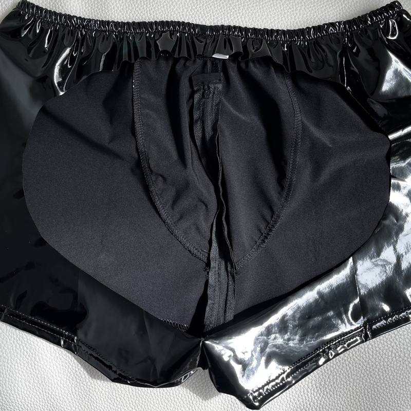 KUVA 2 
Miesten kiiltävät pöksyt vetoketjulla. Pakarat paljaaksi jättävä design. Polyuretaanipinnoitettu kangas, koko XXL