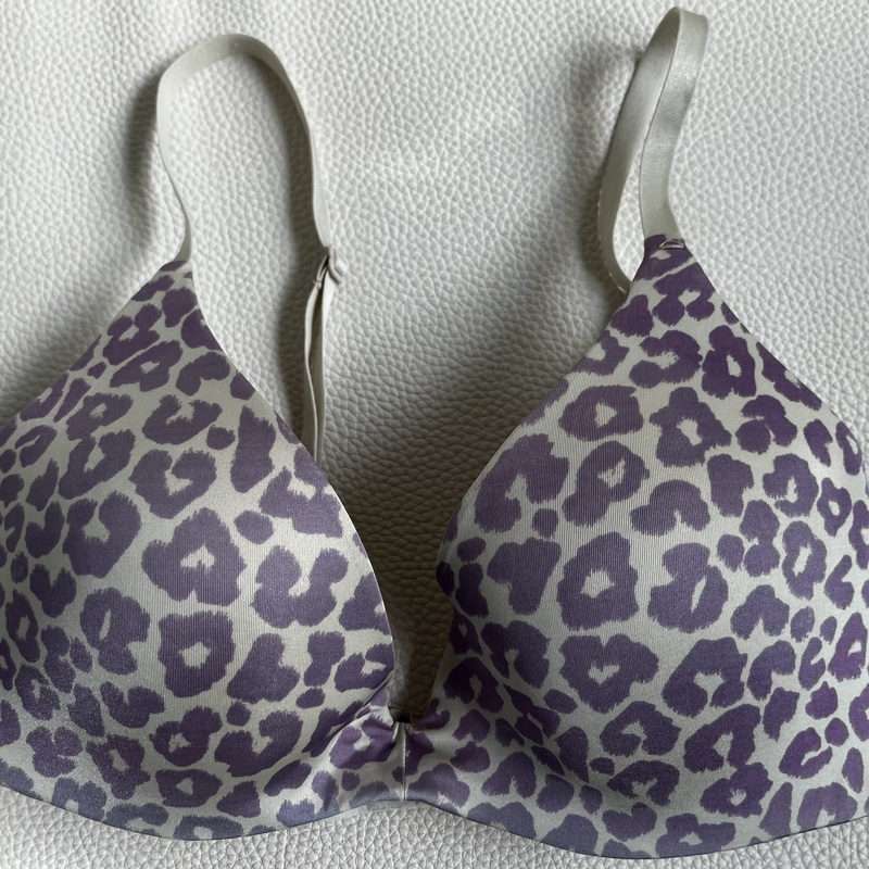 Vaalea violetti / valkoinen  H&M rintaliivi eläinkuosilla. 
Koko 75C.