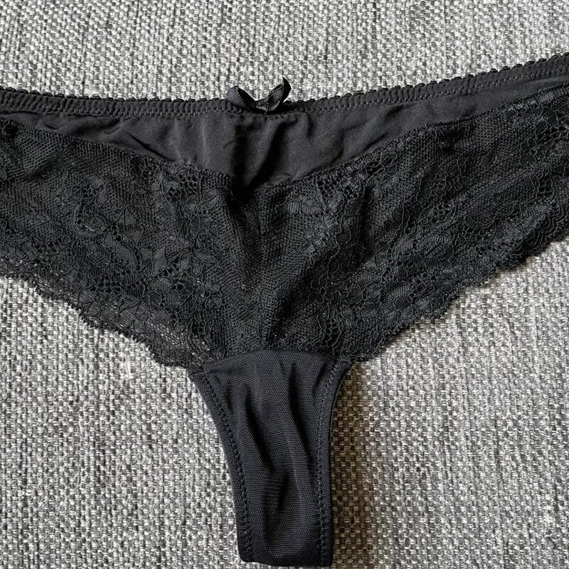 S-koon herkkä pitsistringi, joka tuntuu kevyeltä ja näyttää upealta – täydellinen jokapäiväiseen itsevarmuuteen.