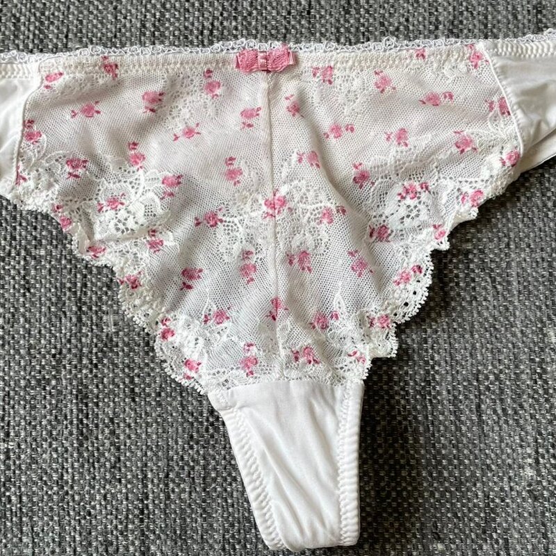 Esprit-laatu kohtaa romantiikan! Nämä ihanat pitsiset stringit koossa M ovat nyt myynnissä.