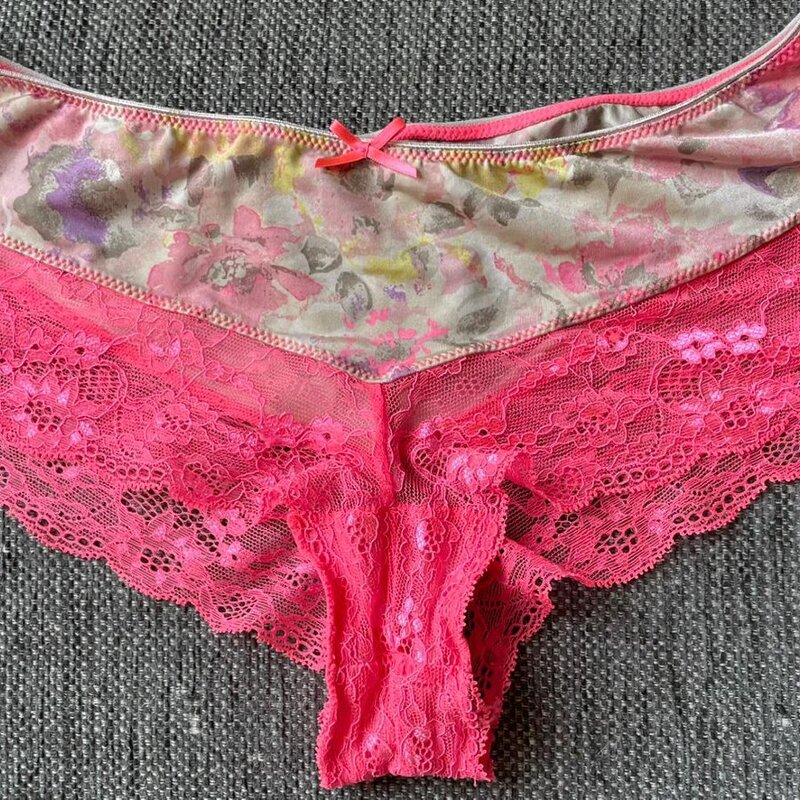 Hempeää kukkakuosia ja hehkuvaa fuksiaa! Romanttiset pitsibokserit ovat upeat päällä. Saatavilla koossa S.