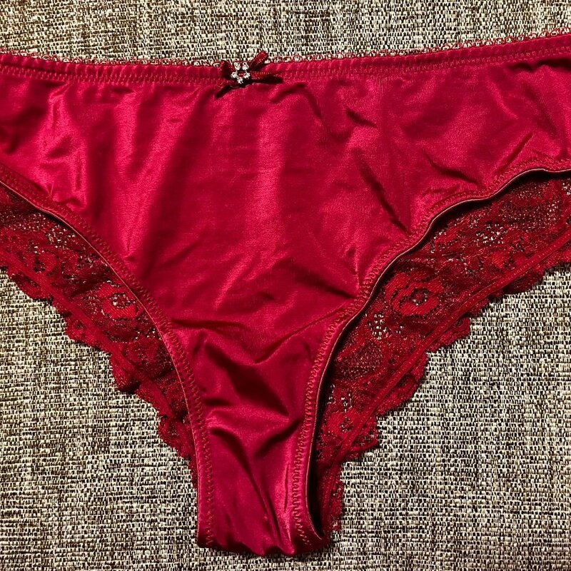  Luksusta ja syvää punaista! Satiiniset alushousut, joissa on hienostunut pitsireunus, täydellinen lisä asukokonaisuuteen. Koko M