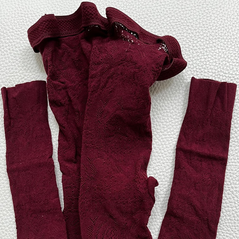 Uudet viininpunaiset pitsilegginsit, koko S.