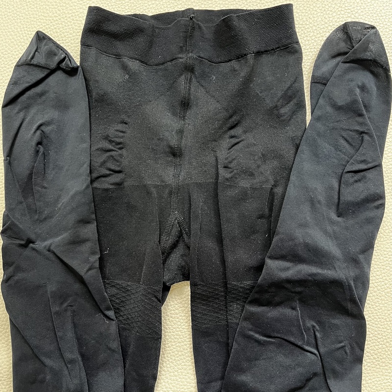 Käytetyt tummansiniset sukkahousut, koko 38-40. 
Kauttaaltaan muotoilevat, todella napakat!