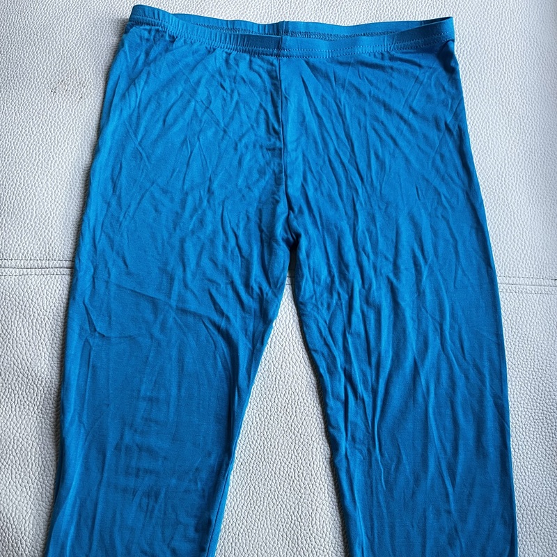 Vaaleansiniset legginssit - lahkeissa pitsiä, kimallusta ja rusetit. 95% viskoosia.
Koko S.
