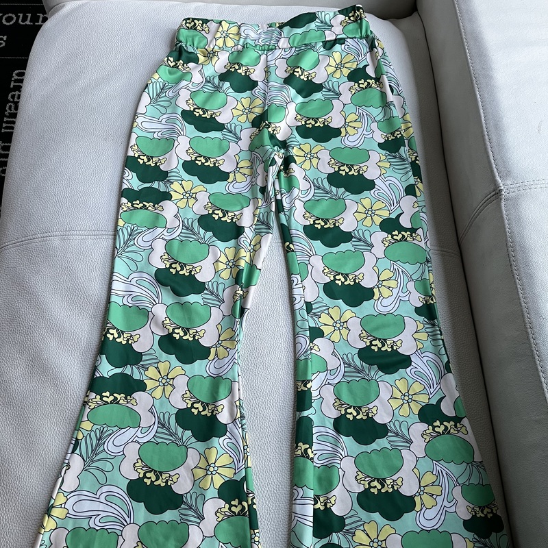 Valko-vihreät kukalliset korkeavyötäröiset flared legginssit. 95% polyesteriä. Erittäin joustavat. Koko M.
