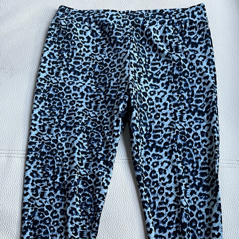 Vaaleansiniset Power Flower legginssit sinimustalla eläinkuosilla. 95% puuvillaa. Koko S/M.