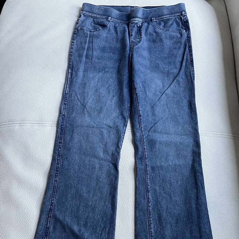 Siniset H&M flared legginssit. 
73% puuvillaa. Takataskut oikeat, etutaskut valetaskut. Koko 164 cm.