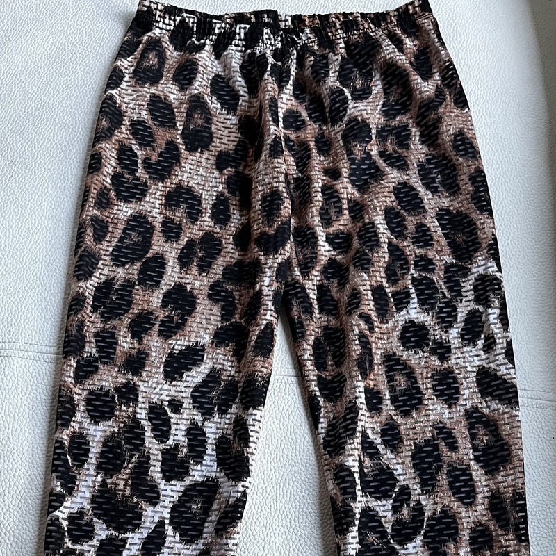 Kirjavat valko/musta/ruosteenruskeat legginssit. Koko L.