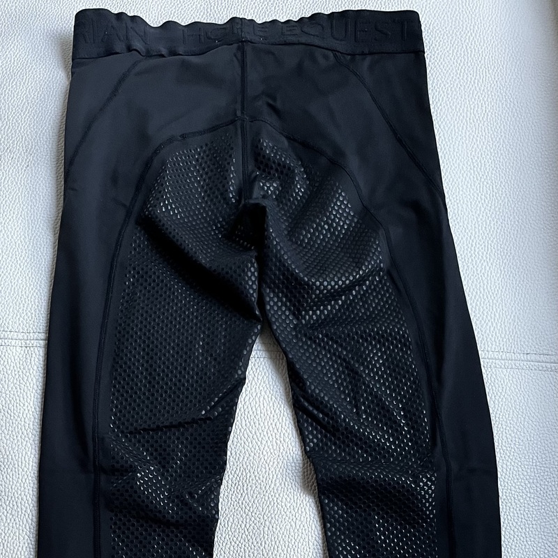 Mustat Horse Equestrian legginssit (ratsastushousumalli). Napakat ja muotoilevat. Sisäpuolella minitasku.
92% polyamidia.
Koko 160 cm.