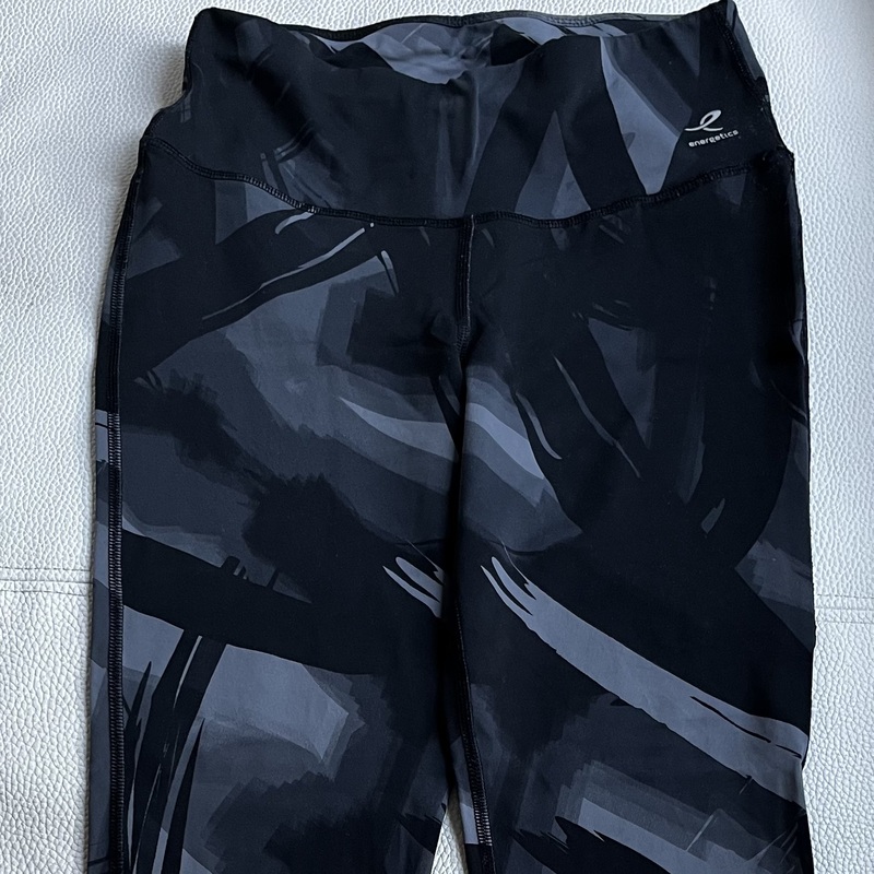 Tummanharmaan/mustankirjavat Energetics legginssit leveällä vyötärönauhalla. Dry Plus Eco. 90 % polyamidia. Koko 38/40.