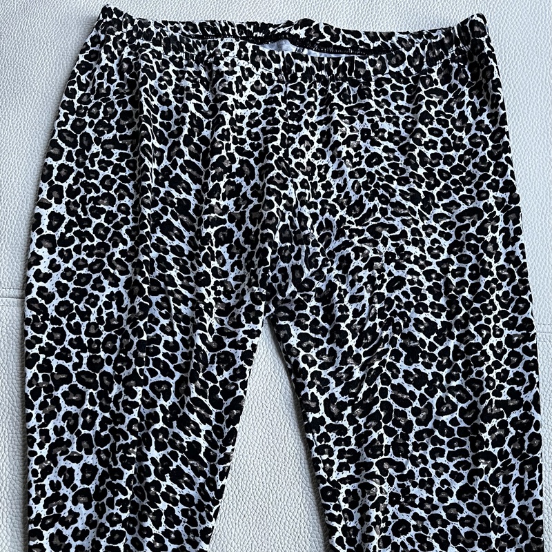 Valko/musta/ruskeat caprit. 95% viskoosia. Koko M/L.