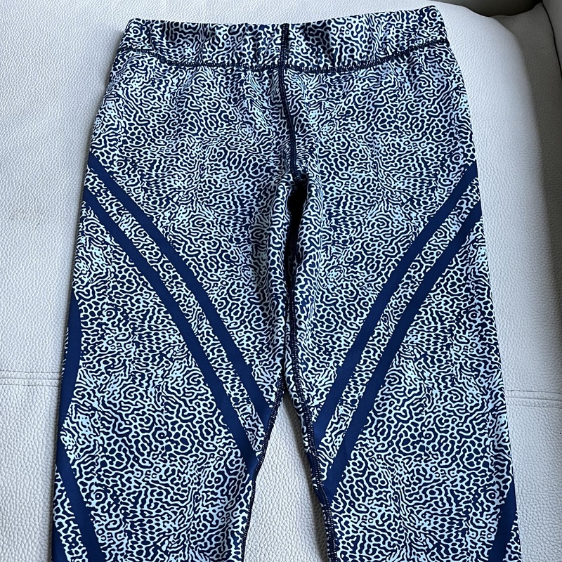 Sinivalkoiset Only Sportswear kirjavat legginssit  eläinkuosijäljitelmällä ja raidoin. Koko M.