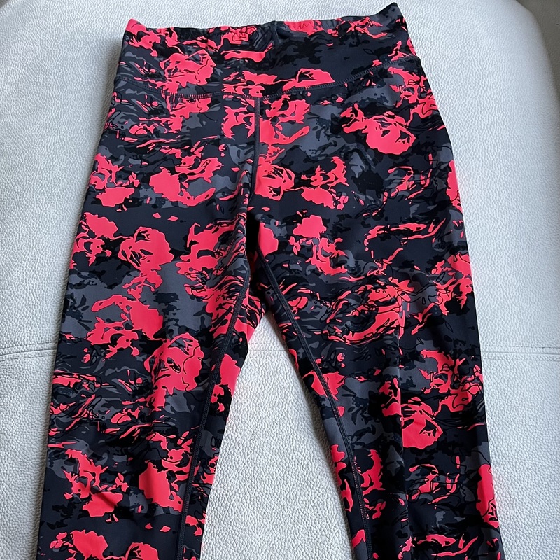 Puna/musta/harmaat kirjavat korkeavyötäröiset legginssit. 92% polyesteria. Koko M (40/42).